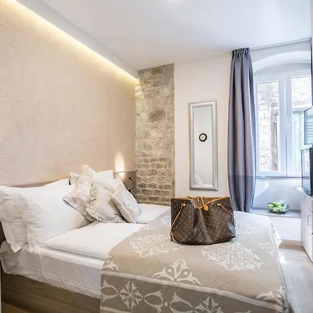 セントロ ディ セントリルームズ ゲストハウス